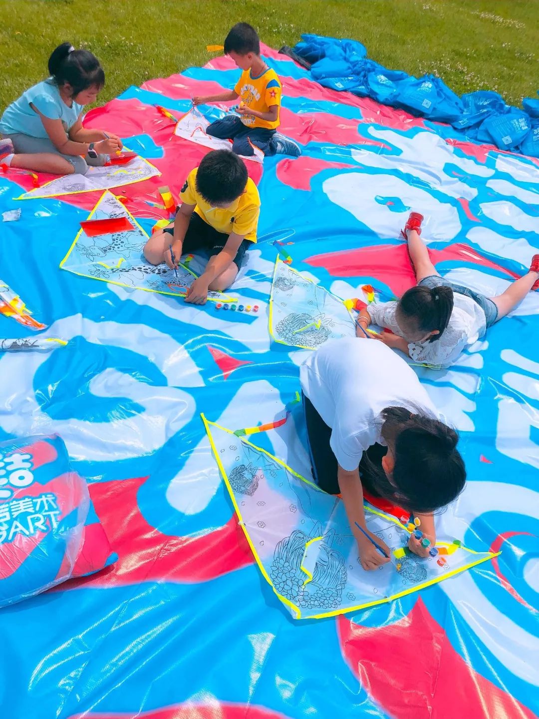 久等啦！看看有没有你家小宝贝的照片，六一大回顾，活动嗨翻天