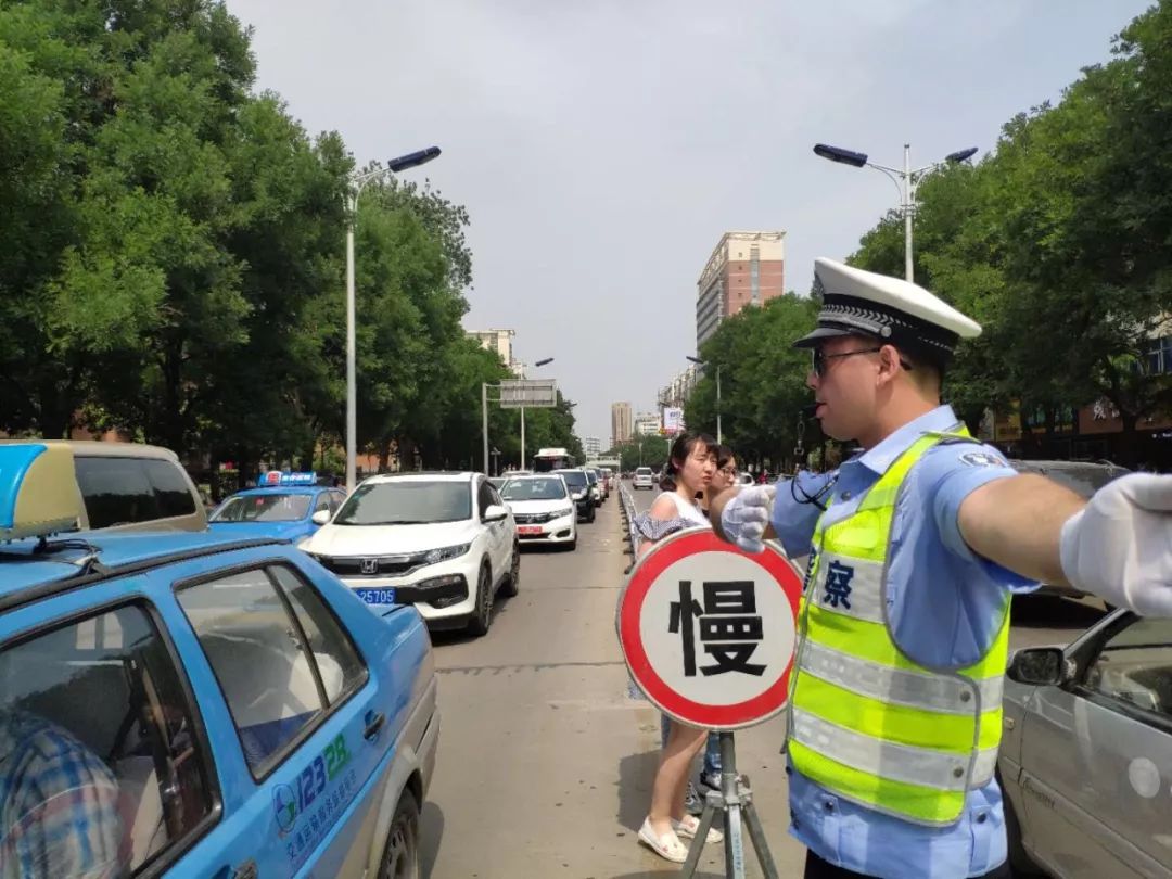 交警为高考护航送考,爱心送考高考路上交警为你护航