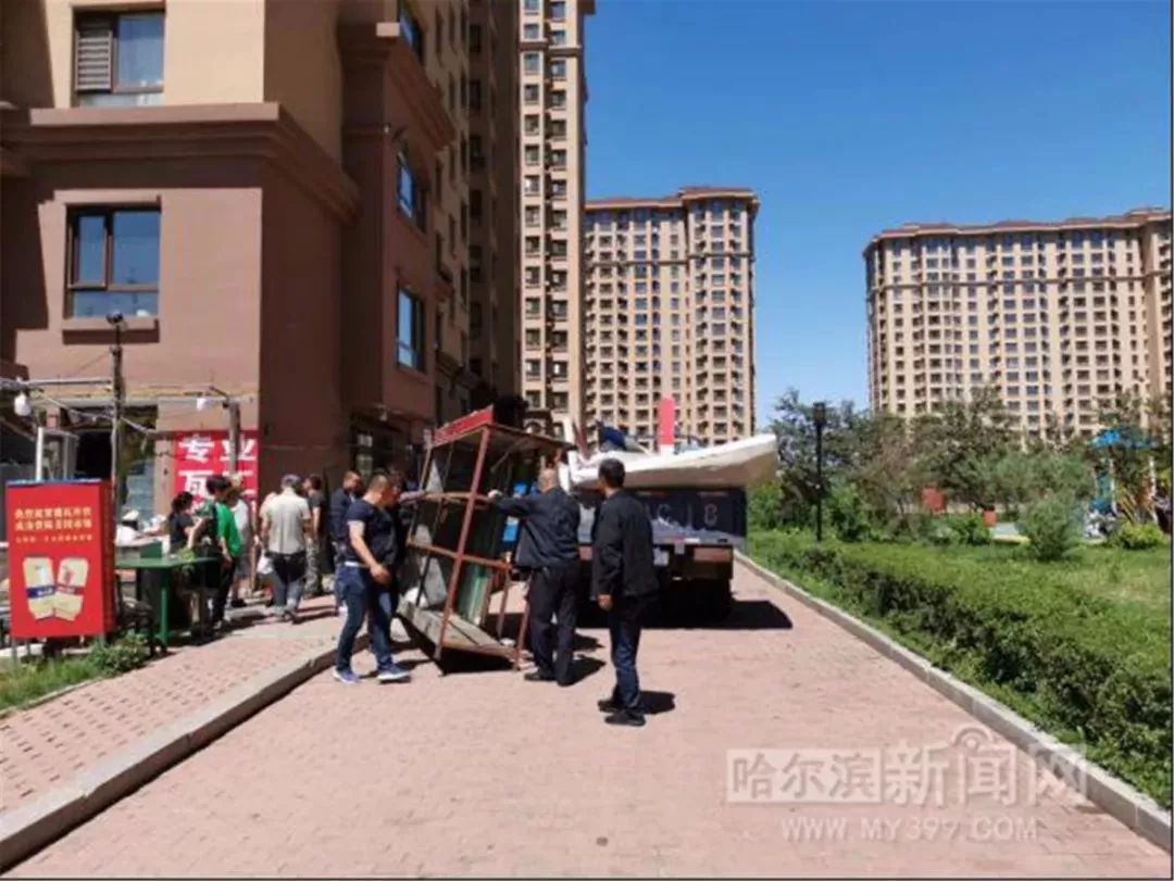 上铲车,道外东棵北四道街占道建材被清理|举报36类”闹心事“#让陈年”烂账“见光死#