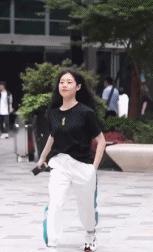 街拍搞笑迷惑行为,揭秘女生拍照的迷惑行为