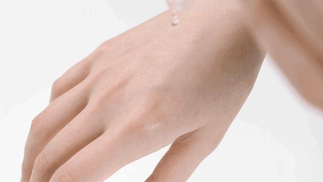 61岁高龄上演“婆孙恋”，坐拥上亿身价，这个老奶奶也太酷了吧