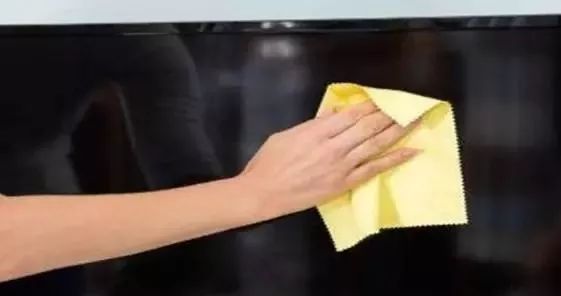 酒精可以擦电视液晶显示屏吗,电视屏幕别乱擦学会正确方法