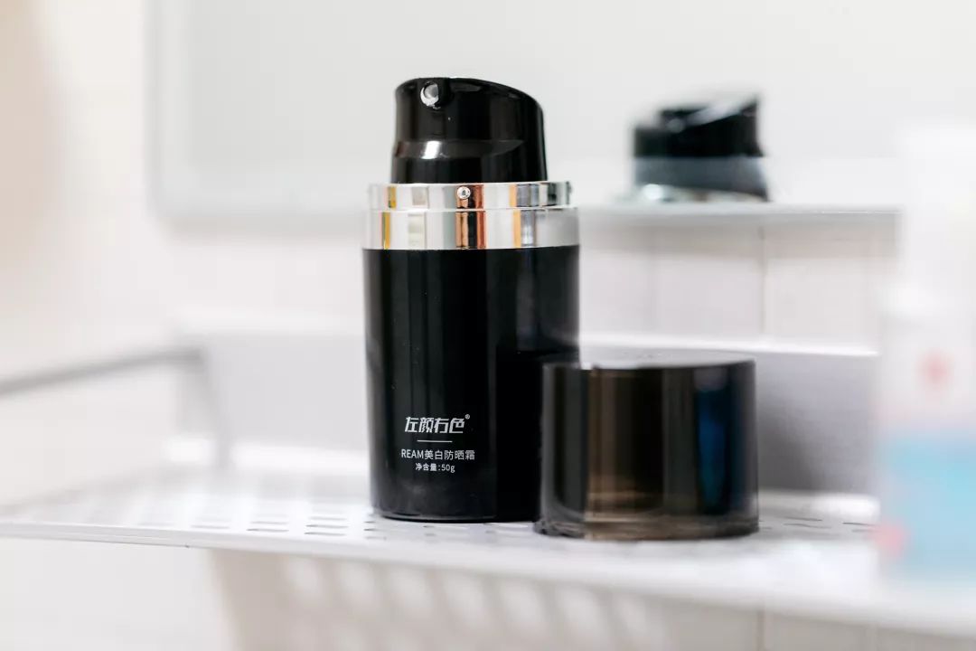 暴晒一天竟变白了?!这款男人最爱的“隐身”黑科技,防晒护肤一瓶搞定,让你秒变小鲜肉