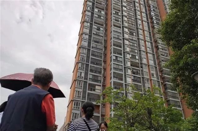 小区外墙瓷砖脱落情况报告,外墙瓷砖脱落居民心惊胆战