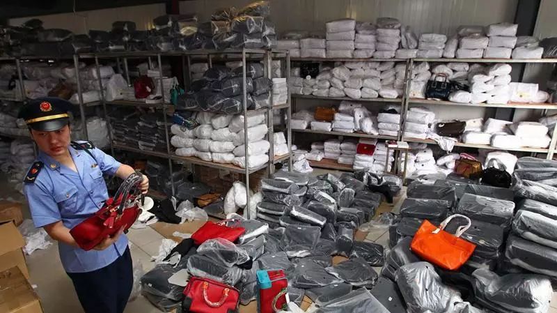 公安部提醒这些东西别晒到朋友圈,警方提示不要携带违禁物品告示