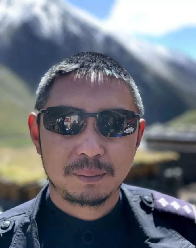 甘孜一个男人用满脸的胡子，扎痛了小女孩