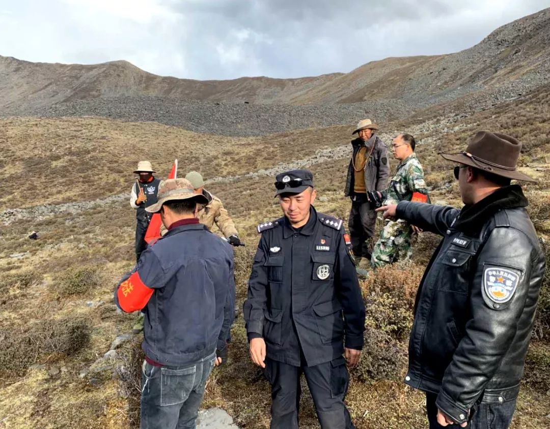 甘孜一个男人用满脸的胡子，扎痛了小女孩