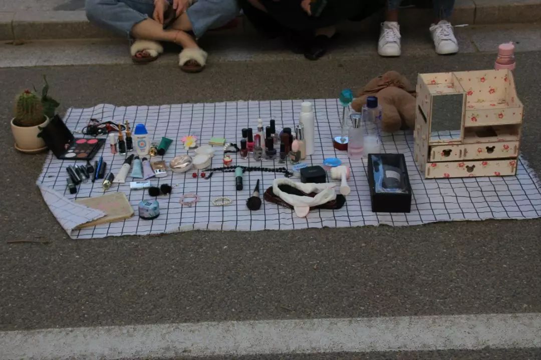 走过路过不要错过摆地摊视频,走过路过不要错过小商品商场