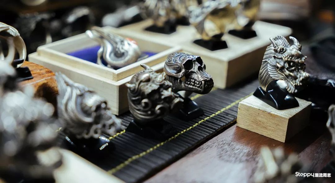 当你拿称重算钱的银饰比较之后，你就知道手工银饰贵在哪里