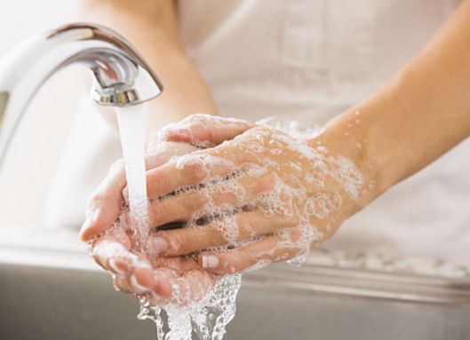 女子肚子疼去医院检查吓到医生,女孩肚子疼医生检查吓一跳电视剧