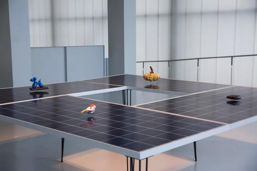 穿梭在四方50赫兹营造的声音环境中，哈龙·米尔扎在中国探讨“复制品”和“挪用”的意义