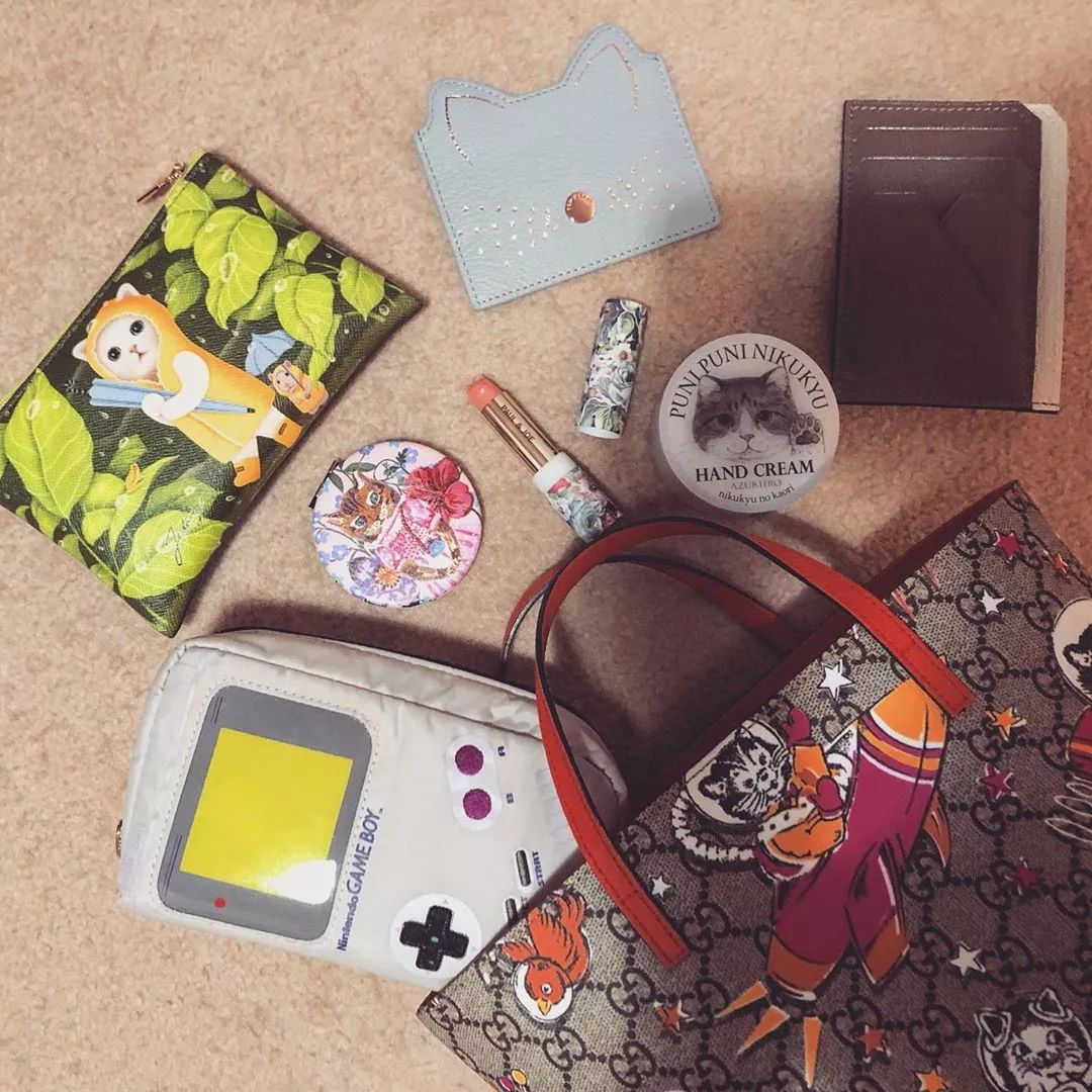 现在的成年人都怎么了,居然和小孩子抢包包