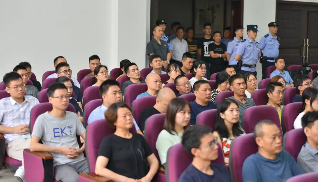 死刑犯杀害狱警越狱事件,重庆杀害狱警刺伤法官案