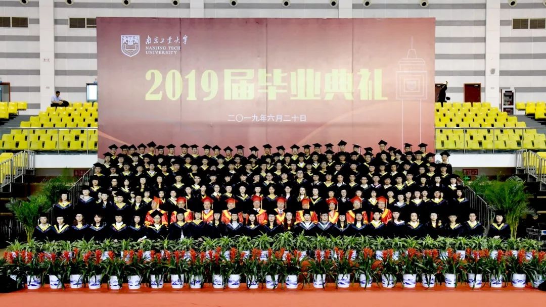 我们毕业了的感人事件,学生们毕业了感动哭了