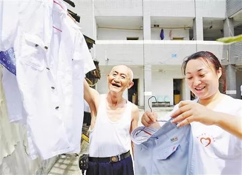 洗衣机加水有臭味怎么办,洗衣机污垢和霉菌