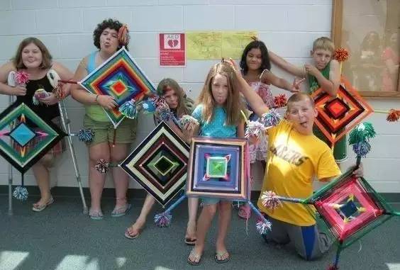 她用牙签搭了个十字，缠上几根毛线，竟也可以美成这样