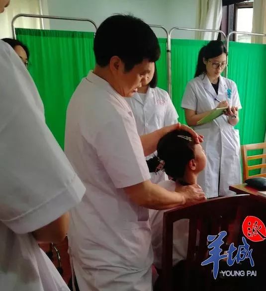 7岁小孩被足球砸到脑门要不要紧,小女孩踢球被撞