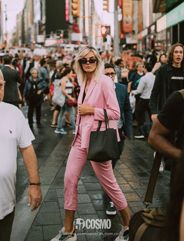 关晓彤穿绿丝绒裙大波浪,慵懒小黑裙关晓彤同款