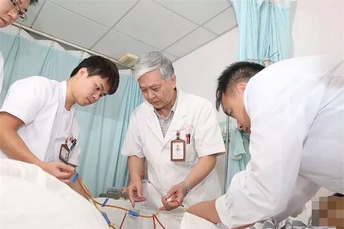 一袭白衣救死扶伤文章,一袭白衣救死扶伤