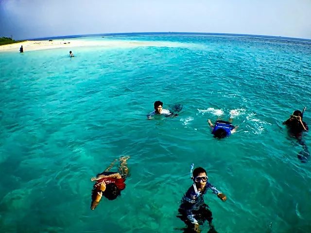 挖到一座免签直飞的超冷门海岛！火山浮潜摸小鹿，好玩秒杀巴厘岛