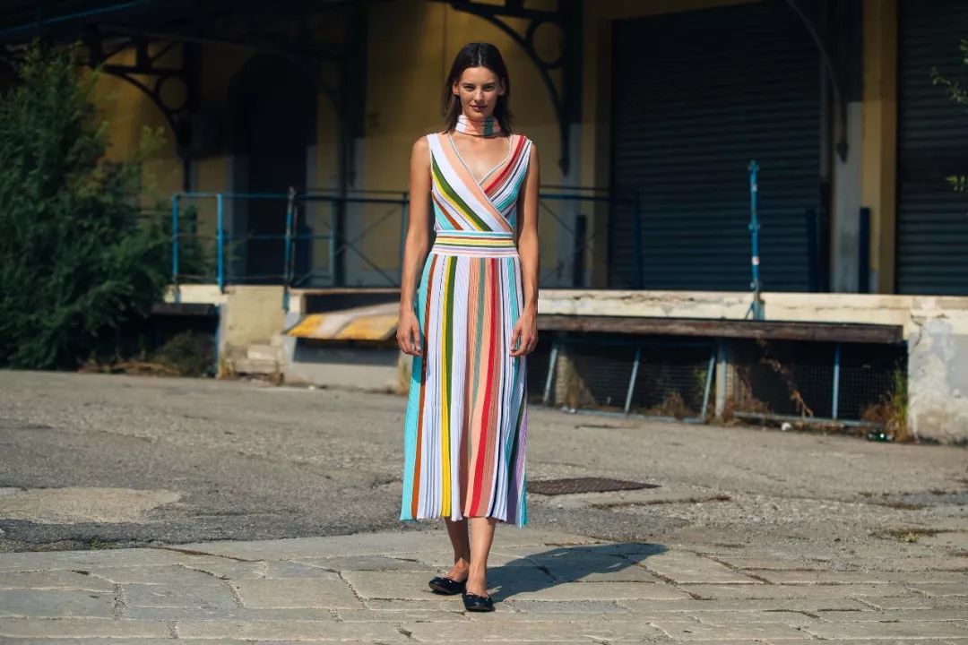 印花人物连衣裙,印花连衣裙到脚踝超长款