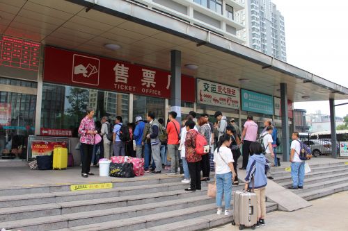 暑运到 西海岸汽车东站开通多条“学子返乡直通车”