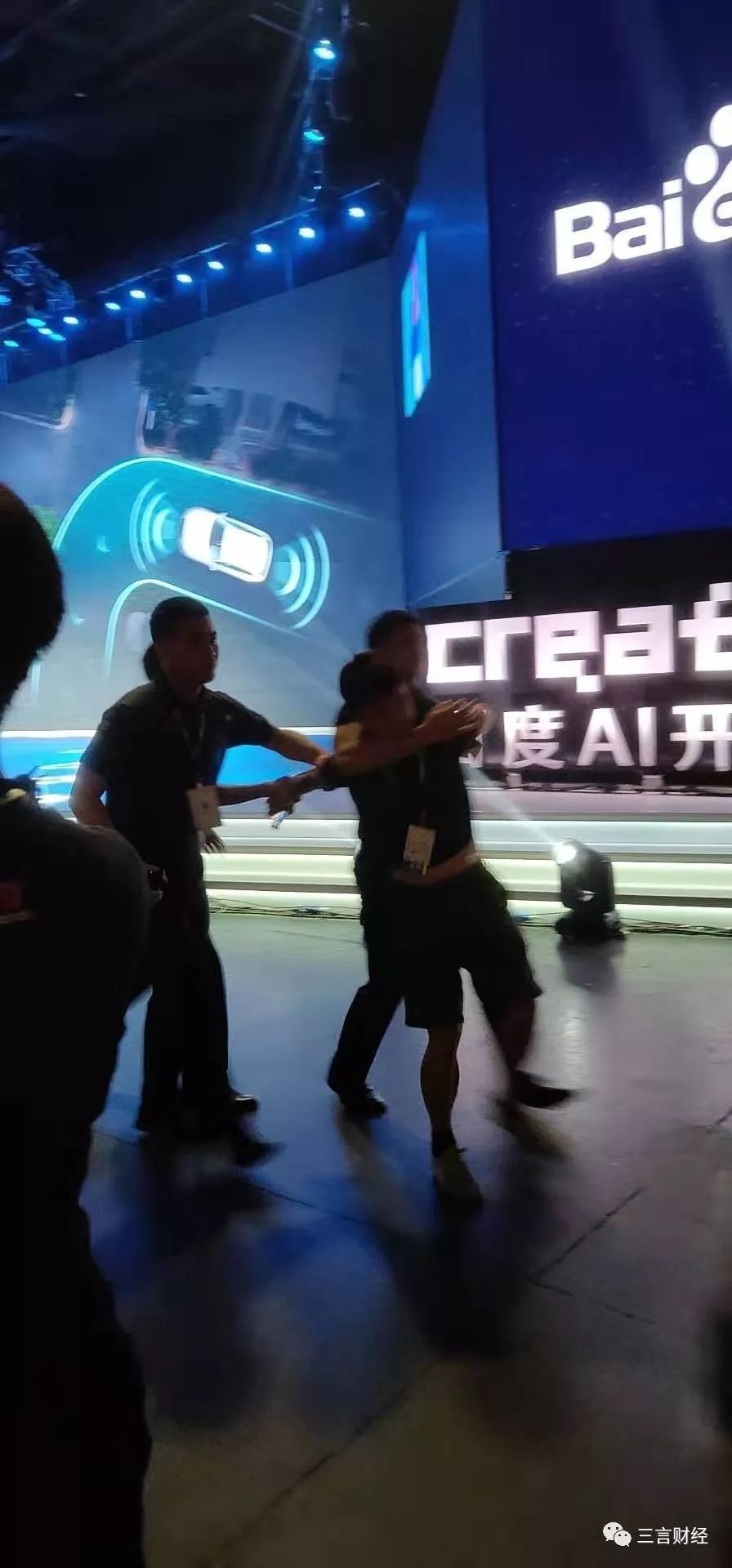 泼矿泉水李彦宏,李彦宏现场被泼冷水