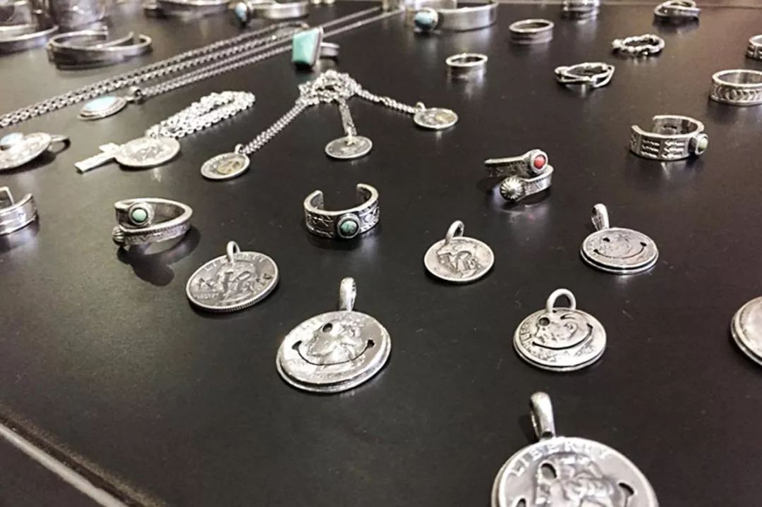 六叔的银饰没我的帅，还没我的便宜