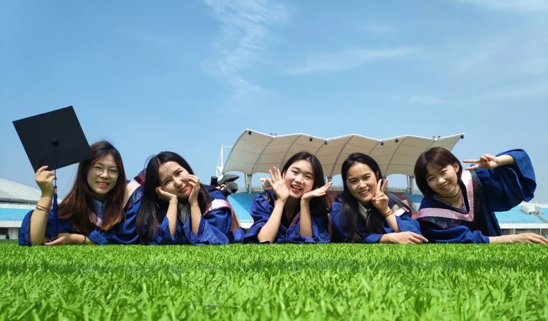 毕业照告别的是我们的青春,毕业照是我们永久的留念