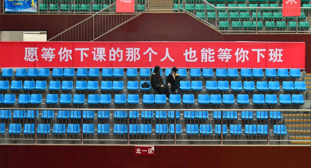 高校走心毕业季标语惹哭网友,催泪的毕业季横幅