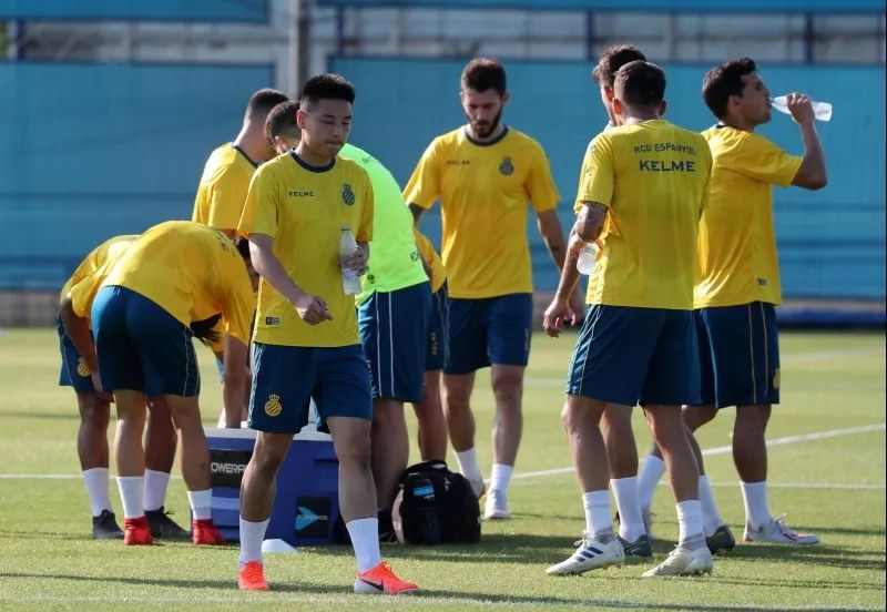 分享一下你们踢球时候的照片,晒一张你们踢球的照片