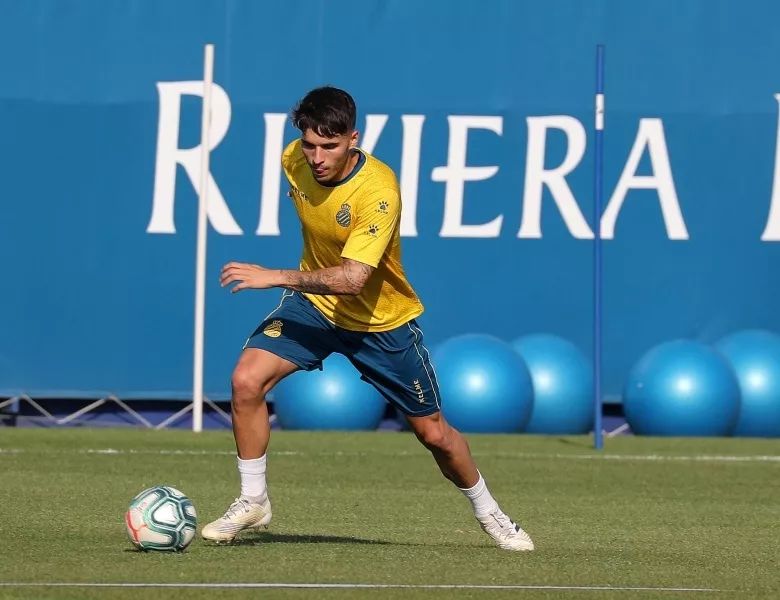 分享一下你们踢球时候的照片,晒一张你们踢球的照片