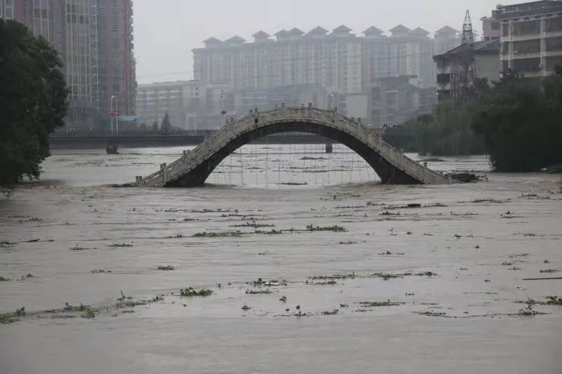 西渡镇3个村庄被淹900余名群众被困衡阳县公安闻“汛”而动紧急救援!