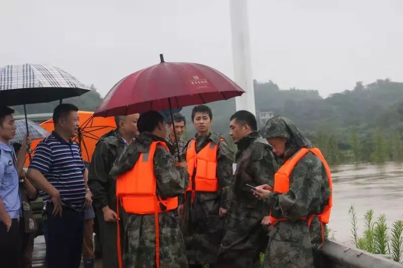西渡镇3个村庄被淹900余名群众被困衡阳县公安闻“汛”而动紧急救援!