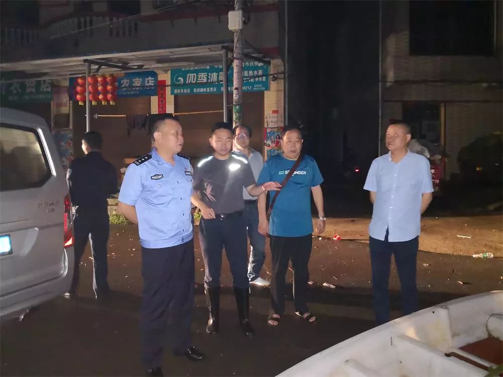 西渡镇3个村庄被淹900余名群众被困衡阳县公安闻“汛”而动紧急救援!