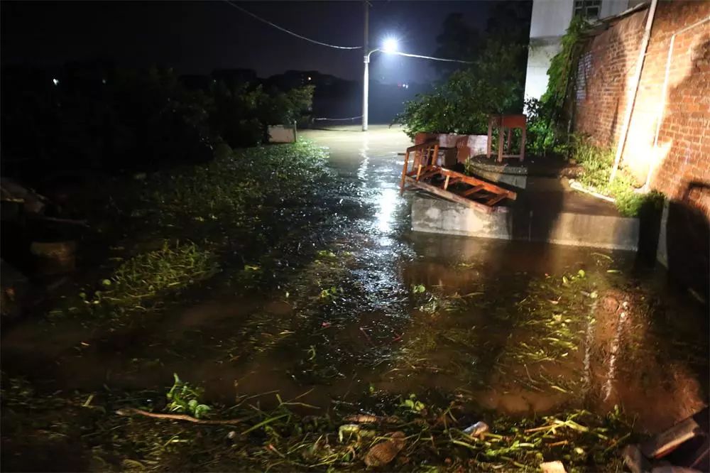 西渡镇3个村庄被淹900余名群众被困衡阳县公安闻“汛”而动紧急救援!