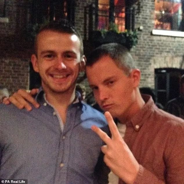 戴隐形眼镜导致角膜内皮细胞减少,因为戴隐形眼镜眼睛肿了