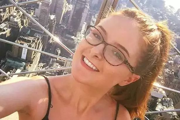 戴隐形眼镜导致角膜内皮细胞减少,因为戴隐形眼镜眼睛肿了