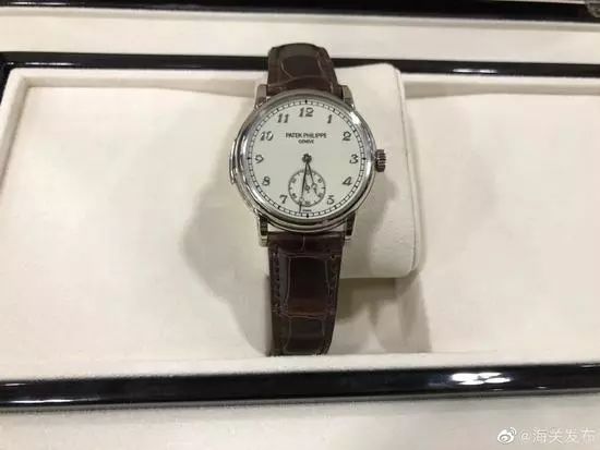 275万的百达翡丽戴手上,包装盒藏行李箱,游客智闯海关,结果…