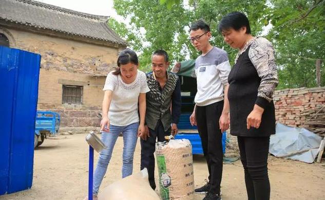 农民在网上直播卖农产品,村民利用网上直播卖货