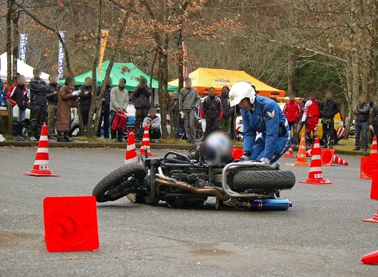 摩托车新手怎么练防止摔车,新手骑摩托如何避免摔车