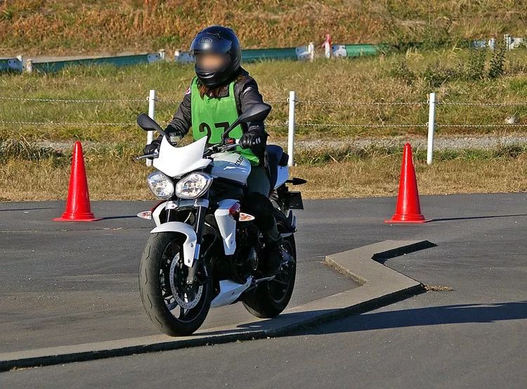 摩托车新手怎么练防止摔车,新手骑摩托如何避免摔车
