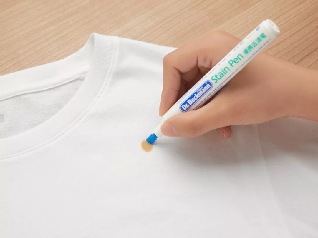 白色衣服上弄上了辣椒油怎样洗掉,衣服溅了红辣椒油怎么洗也不掉