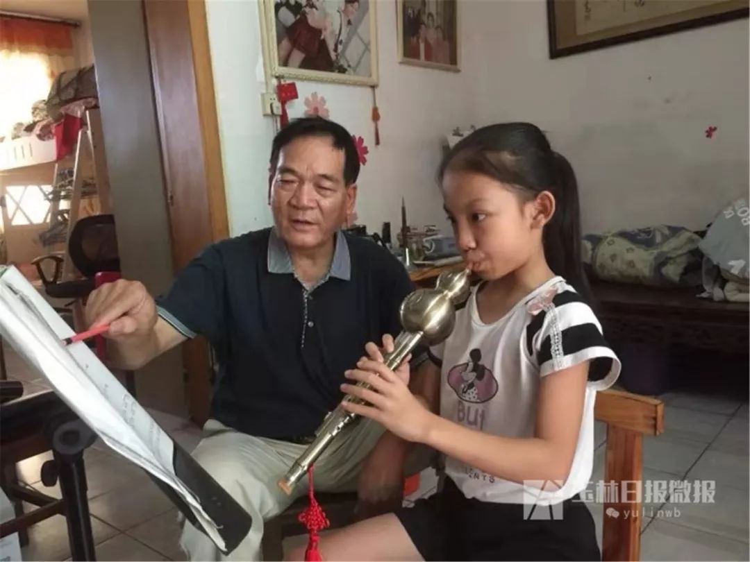厉害!这位玉林老人会8种乐器!优雅的人生与年龄无关