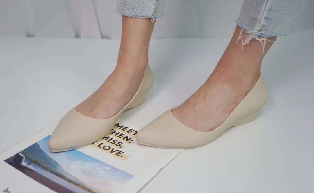 别再说雨鞋捂脚又显丑!有了它,增高显腿长!我天天盼着下雨