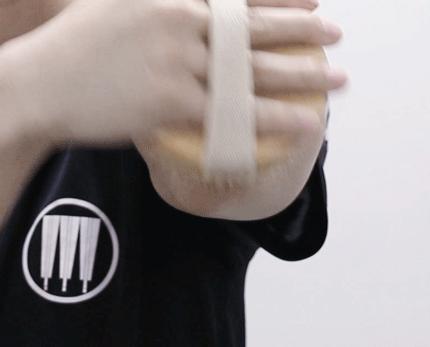 团购|搓背再也不求人！风靡日本的弧形浴刷，轻轻一搓10年污垢刷出来