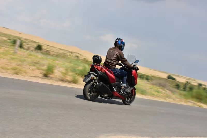 车评测视频对比,雅马哈xmax300摩旅进藏