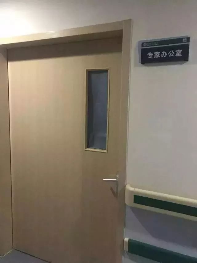 男子做痔疮检查碰到大学同学,男人去医院强行检查痔疮