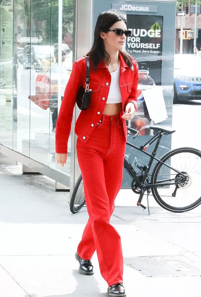 刘雯斜挎休闲包,今年流行的刘雯同款包