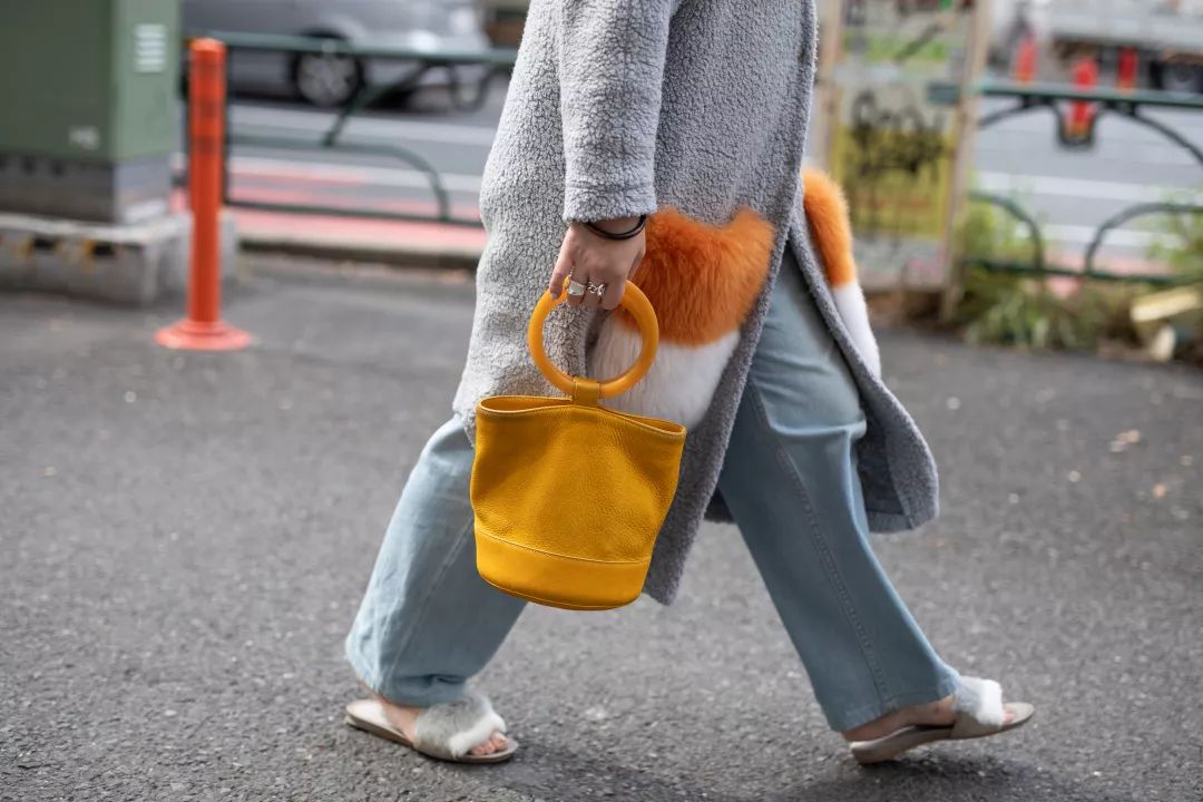 刘雯斜挎休闲包,今年流行的刘雯同款包